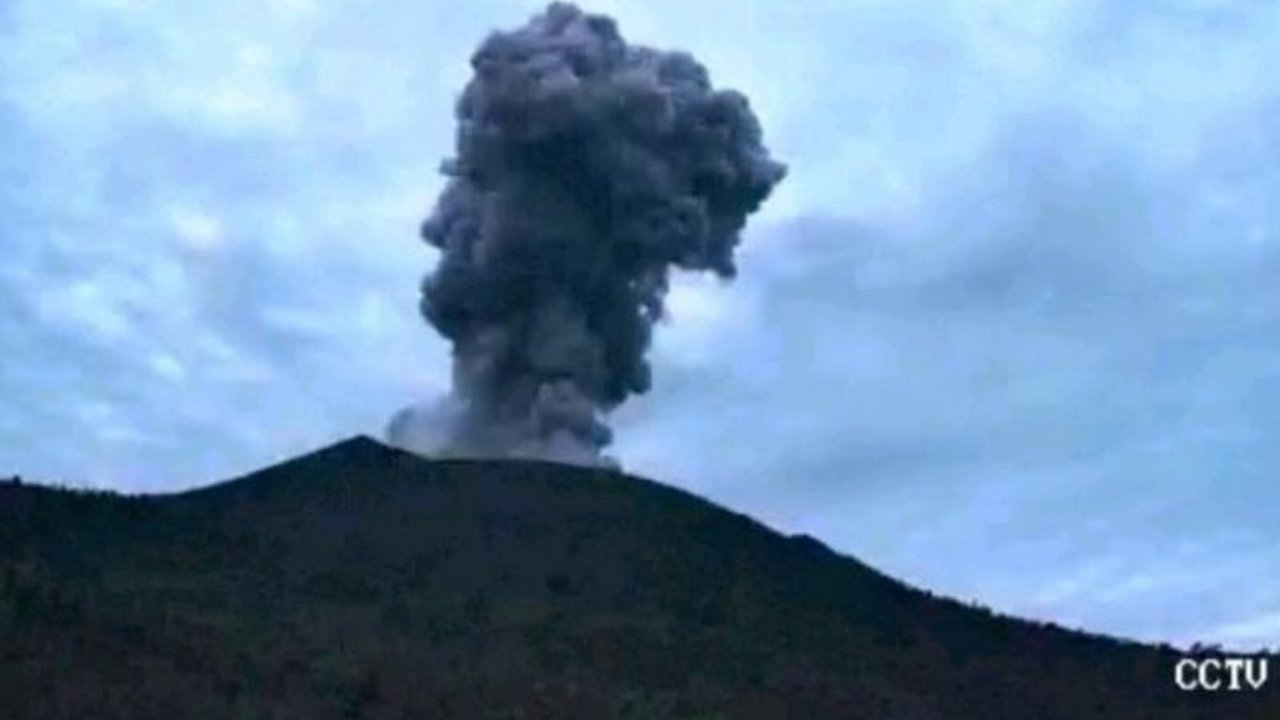 Gunung Ibu di Halmahera Barat kembali erupsi pada Selasa pagi, melontarkan lava pijar hingga 300 meter dan masih berstatus Awas (Level IV), warga diimbau menjauhi radius bahaya.