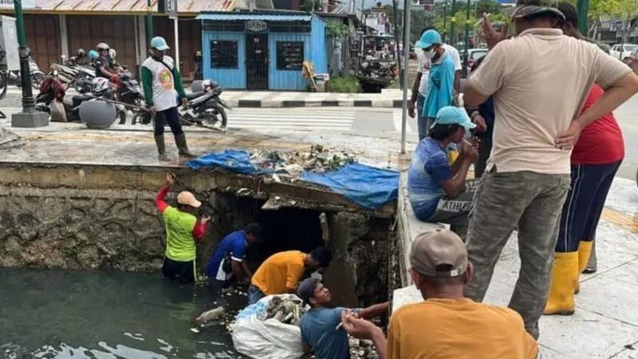 Usai banjir di Kendari akibat hujan deras, DLHK membersihkan drainase yang tersumbat sampah, sekaligus mengimbau warga untuk tidak membuang sampah sembarangan guna mencegah banjir susulan.