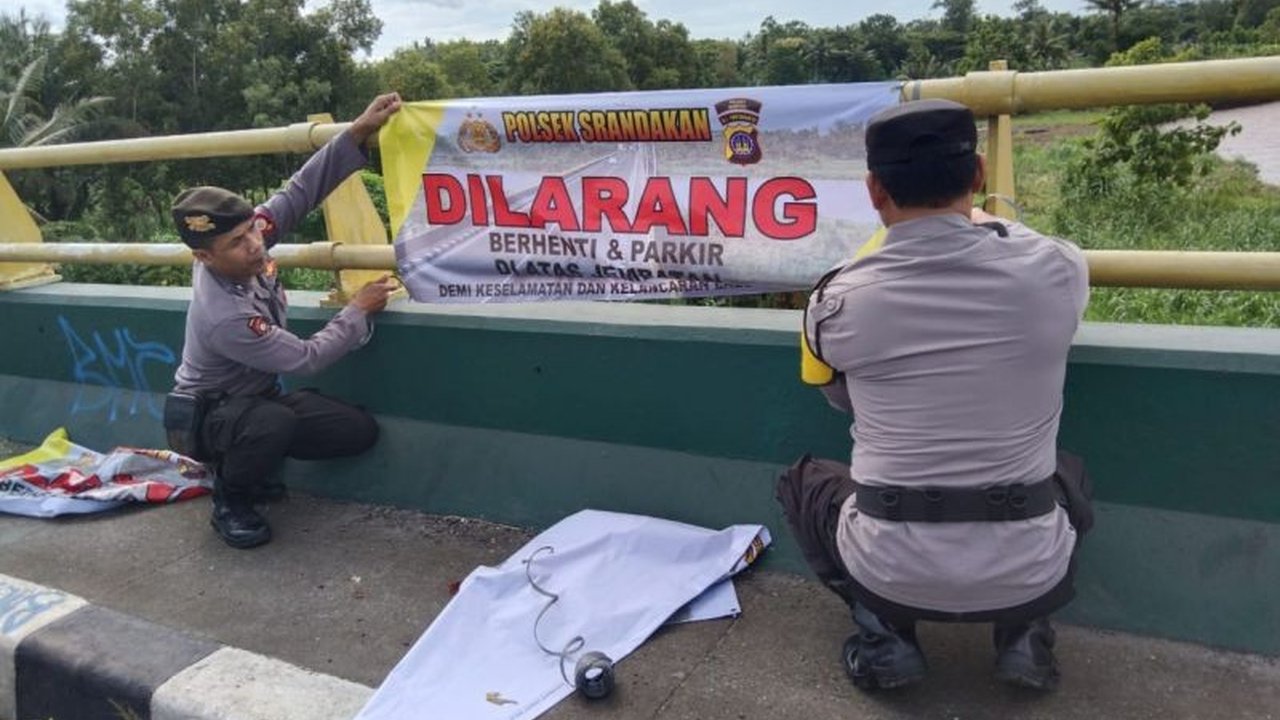 Polisi Bantul pasang larangan berhenti dan parkir di Jembatan Srandakan setelah jebolnya dam Sungai Progo untuk mencegah kecelakaan dan menjaga keselamatan warga.