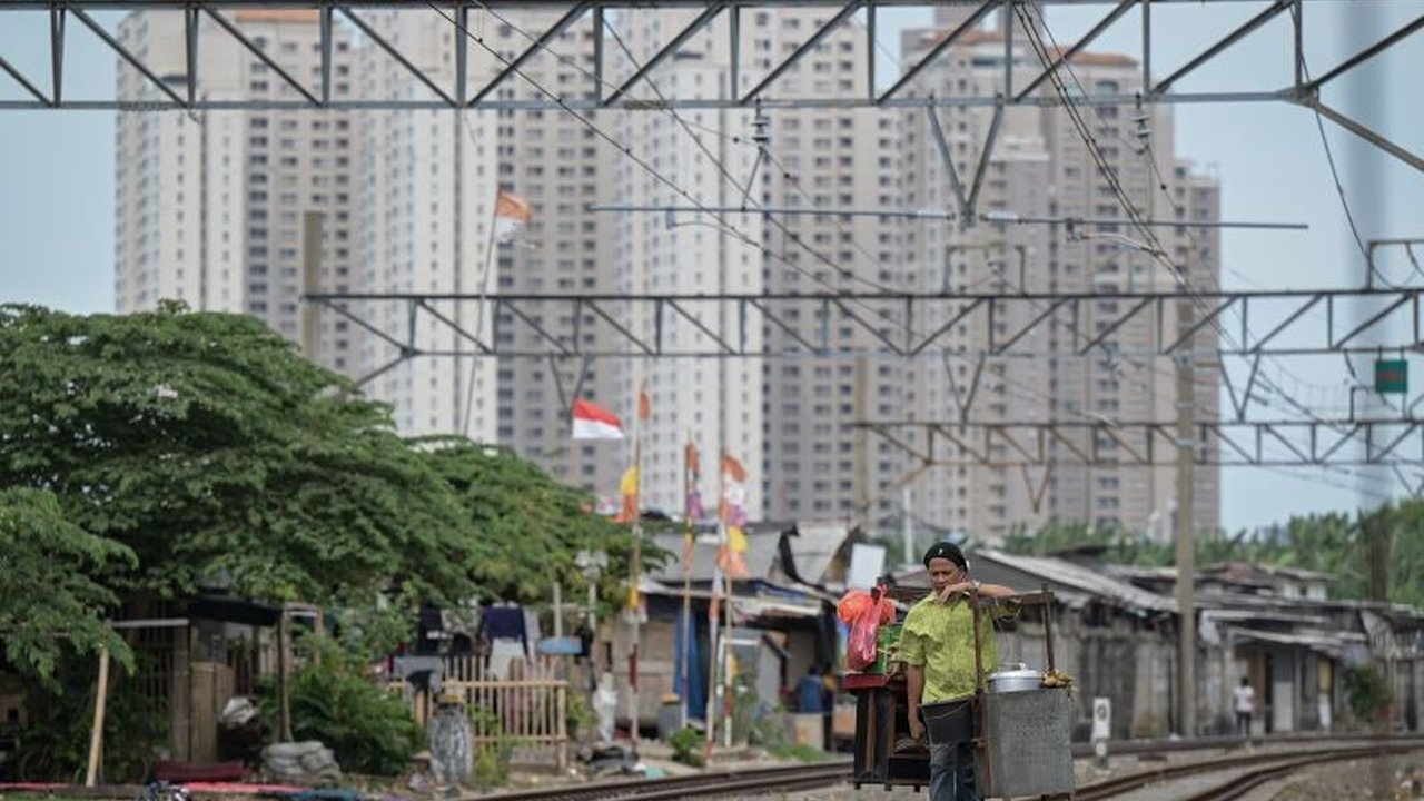 BPS mencatat penurunan angka kemiskinan perkotaan di Indonesia pada September 2024, namun berbagai tantangan seperti urbanisasi dan biaya hidup tinggi masih perlu diatasi dengan strategi komprehensif dan berkelanjutan.