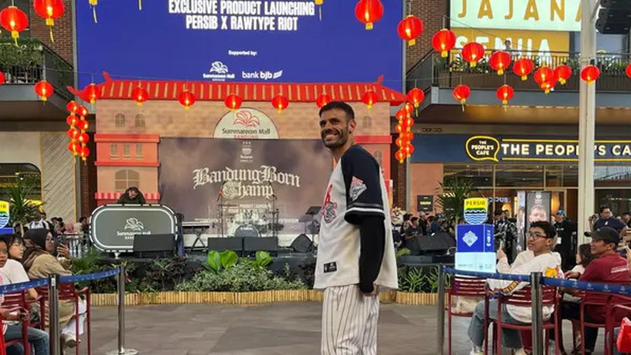 Tyronne del Pino Ramos, gelandang serang Persib, jadi model program kolaboraSIB. (Bola.com/Erwin Snaz)