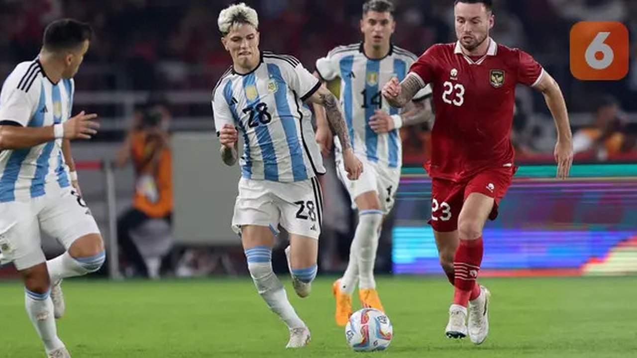 Pemain Argentina, Alejandro Garnacho (kiri) berebut bola dengan pemain Timnas Indonesia, Marc Klok pada laga FIFA Matchday di Stadion Utama Gelora Bung Karno (SUGBK), Senayan, Jakarta, Sen