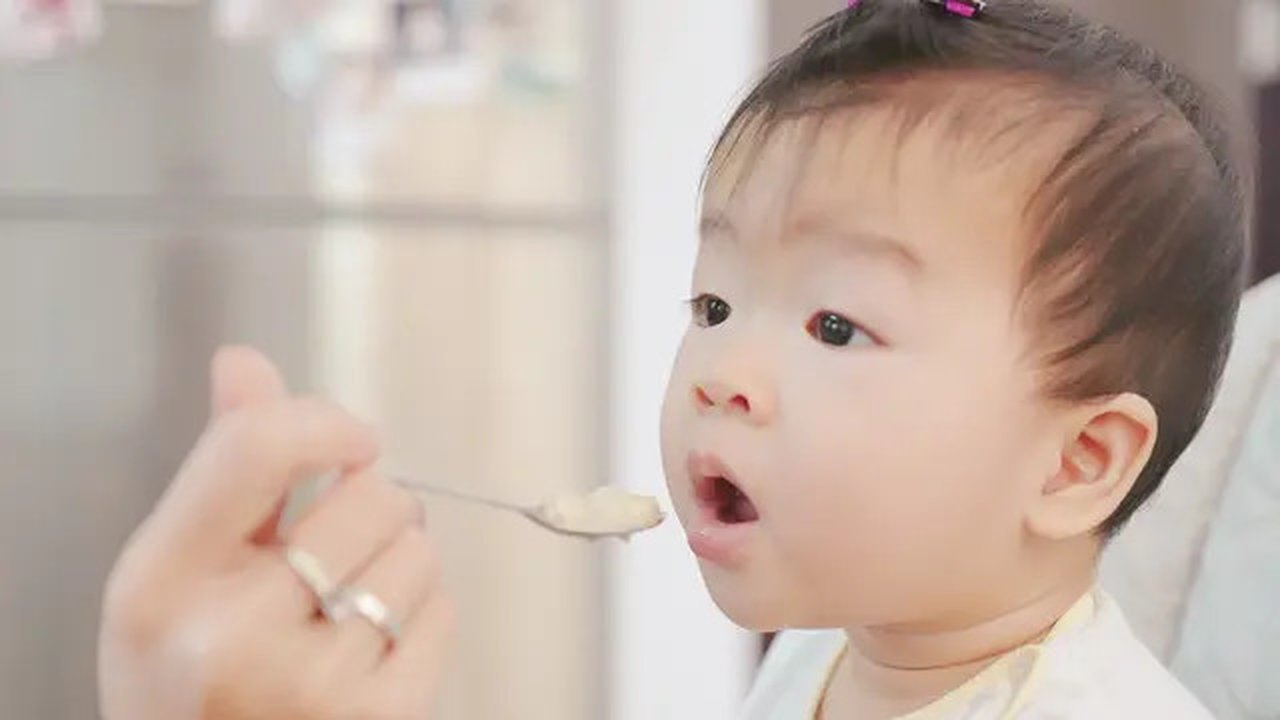 Seorang Ibu sedang memberikan menu MPASI untuk anaknya (Foto: Unsplash.com/Phong Duong)