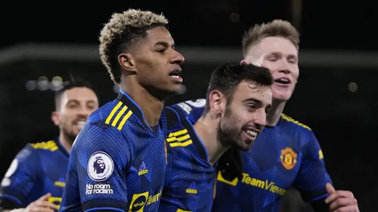 Manchester United semakin menjauh dengan unggul 3-0 pada menit ke-77. Marcus Rashford yang baru dimasukkan pada menit ke-71 menggantikan Mason Greenwood berhasil mencetak gol usai menerima um