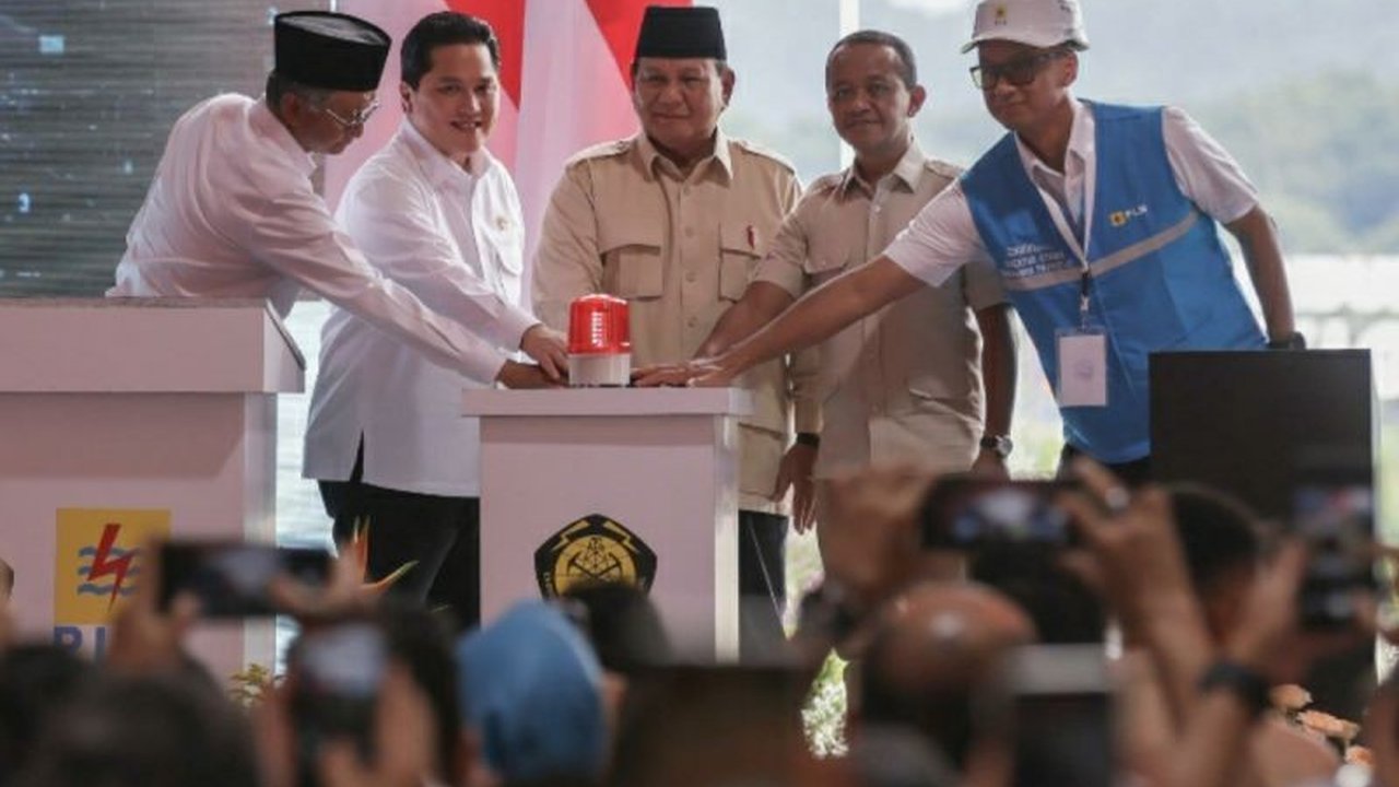 Pengamat energi menilai Pertamina berkontribusi besar dalam mendukung program swasembada energi pemerintah, namun keberhasilannya membutuhkan kolaborasi antar lembaga dan investasi besar.