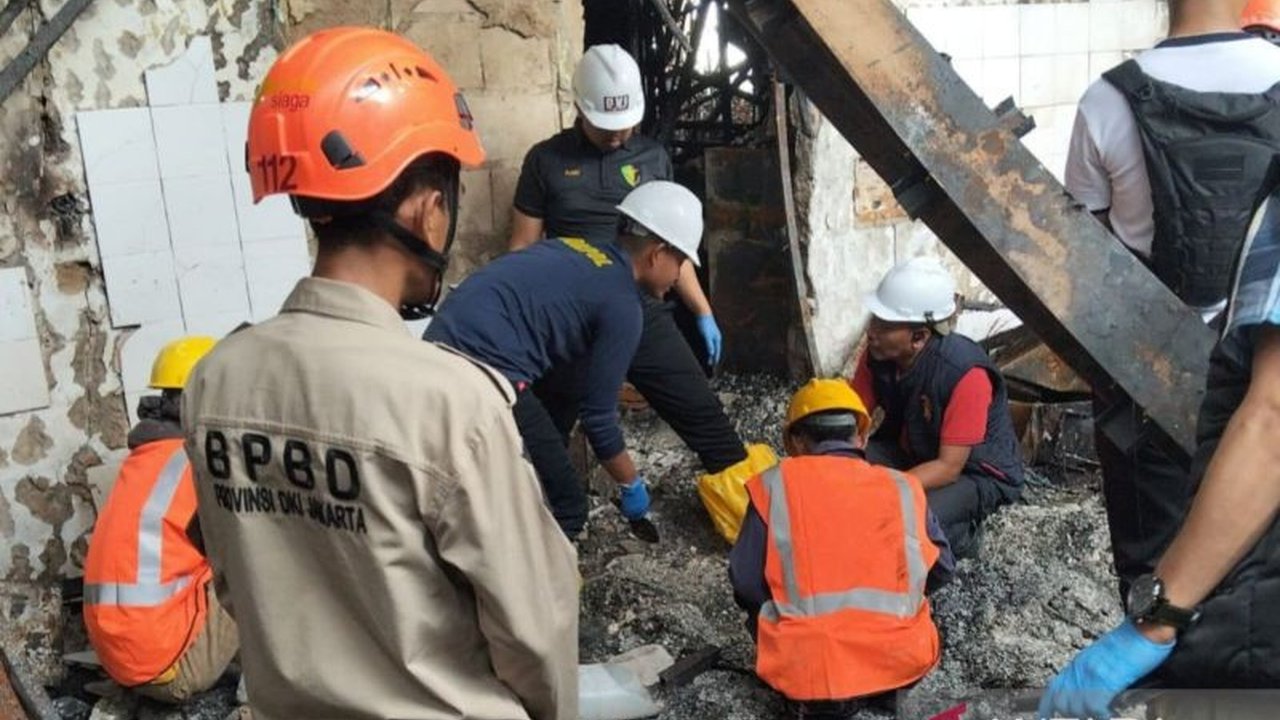 Satu kantong jenazah lagi ditemukan di lantai 8 Glodok Plaza pasca-kebakaran, total 13 kantong jenazah telah dievakuasi ke RS Polri, sementara proses identifikasi korban masih berlangsung.