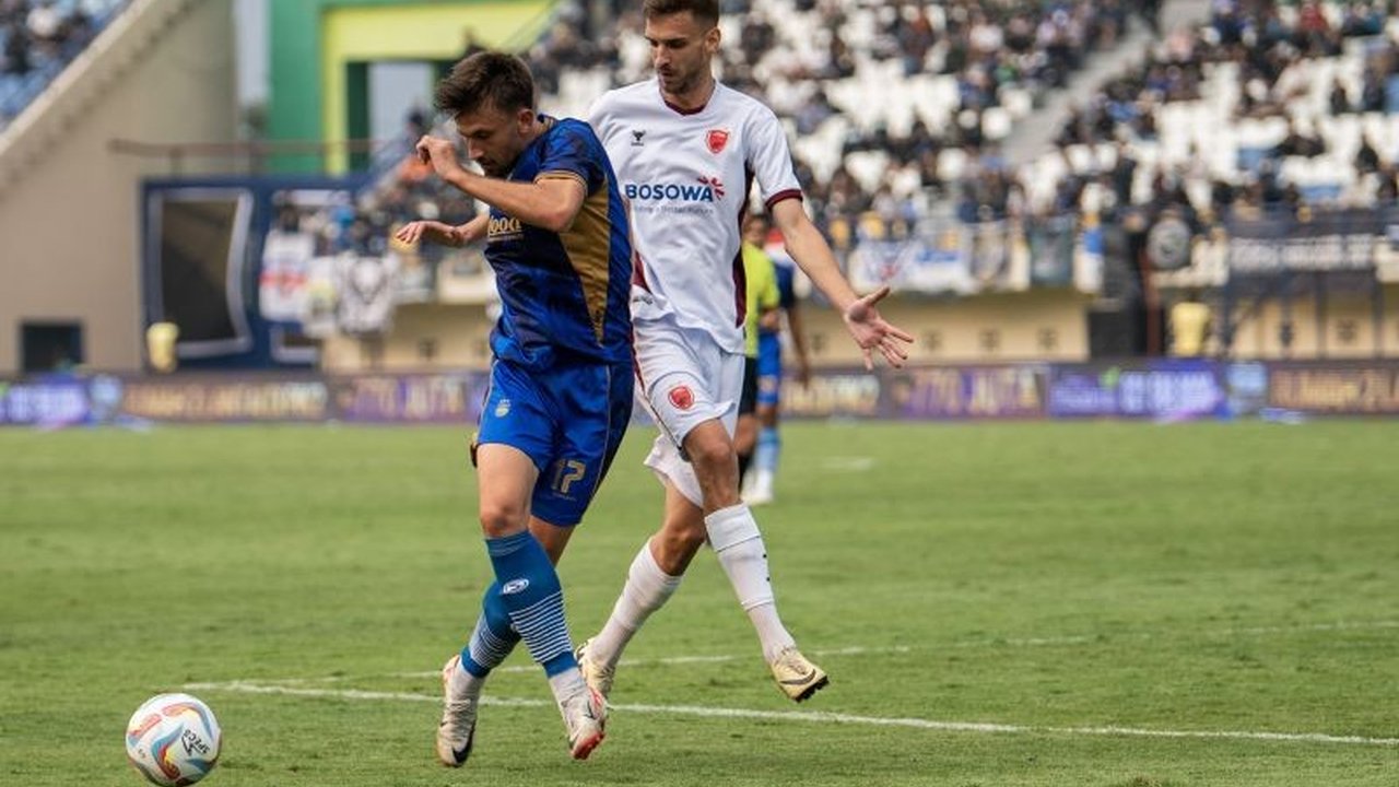 Pelatih Bojan Hodak berharap seluruh pemain Persib Bandung pulih sepenuhnya sebelum laga melawan PSM Makassar di Stadion Gelora Bandung Lautan Api pada 1 Februari 2024 mendatang, demi mengamankan posisi puncak klasemen Liga 1.