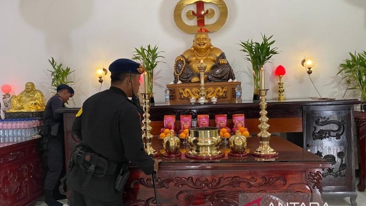 Brimob Sultra Sterilisasi Vihara Jelang Imlek 2025: Pastikan Keamanan Ibadah