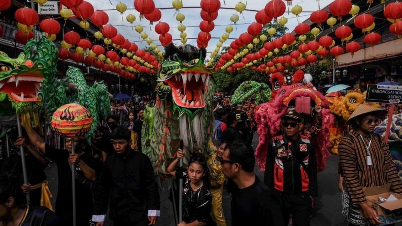 Pakar feng shui menjelaskan sejumlah tradisi masyarakat Tionghoa yang dihindari saat Imlek, seperti menyapu rumah, potong rambut, hingga berbicara buruk, karena dipercaya dapat mengurangi keberuntungan di tahun baru.