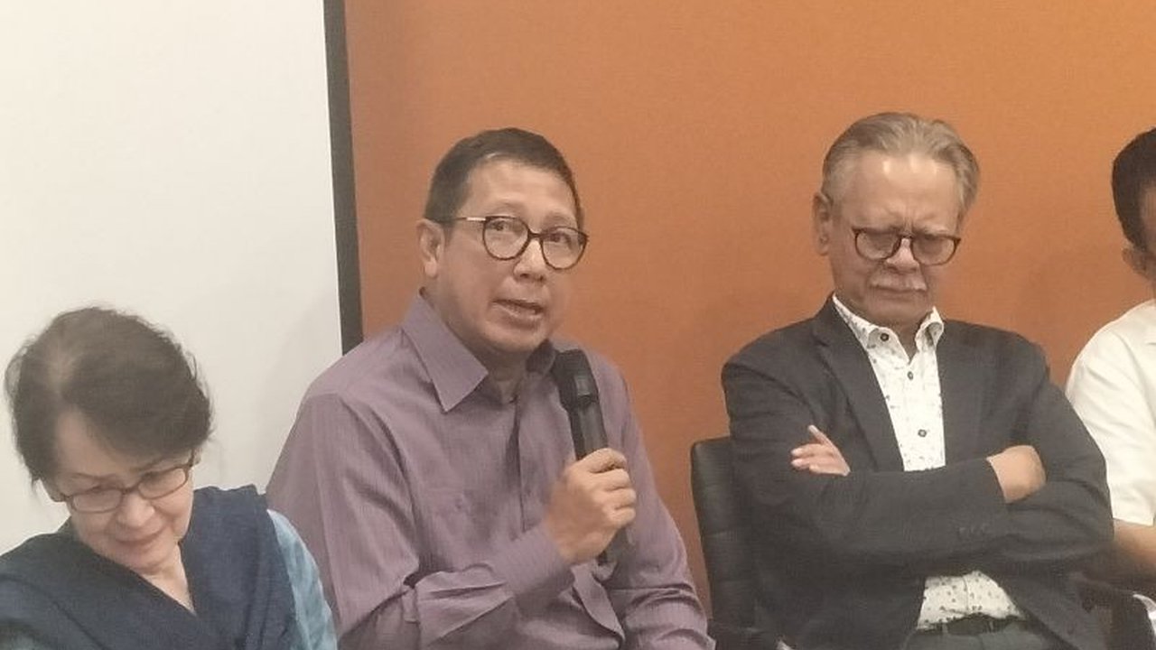 Mantan Menteri Agama Lukman Hakim Syaifuddin dan Kementerian ESDM memiliki pandangan berbeda terkait pemberian IUP kepada perguruan tinggi, dengan potensi masalah ketidakadilan dan kesulitan pengelolaan tambang menjadi sorotan.