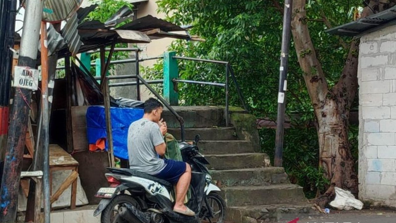 Warga membongkar jembatan Cipinang yang ditutup polisi untuk mencegah tawuran, memicu kekhawatiran pedagang akan penurunan pendapatan akibat gangguan keamanan.