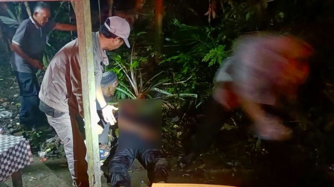 Polisi di Hulu Sungai Tengah memburu MA (25) yang diduga membunuh kepala sekolah BI (50) karena cemburu terkait hubungan asmara dengan RM (22) di Desa Banua Kupang pada Senin malam.