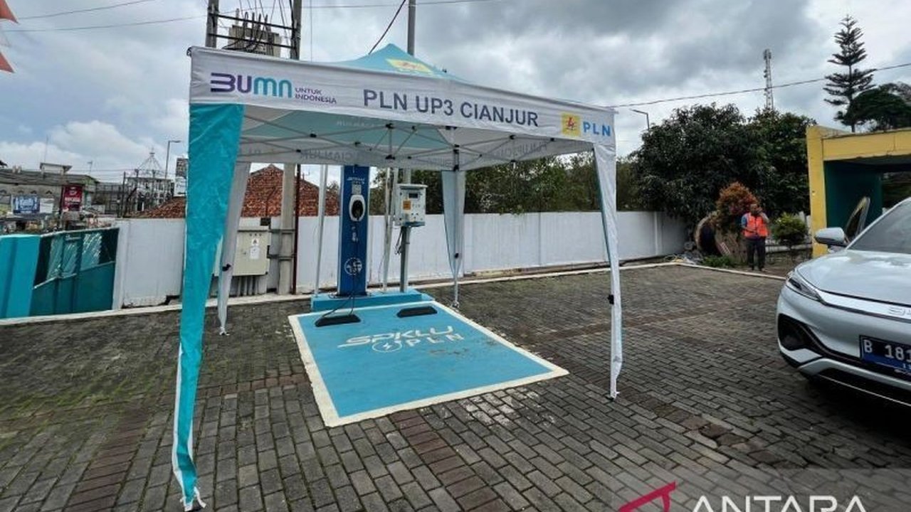 PLN memasang 18 SPKLU di Cianjur, Jawa Barat, untuk mendukung transisi energi bersih dan memenuhi kebutuhan pengendara selama libur panjang Isra Miraj dan Imlek 2025, terutama di lokasi strategis seperti kawasan wisata Puncak.