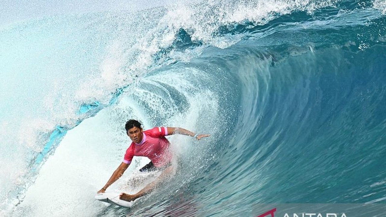 Kondisi cuaca buruk dan ombak besar di Hawaii memaksa penundaan WSL Pipe Pro, membuat Rio Waida dan peselancar lain menghadapi tantangan besar di kompetisi surfing bergengsi ini.