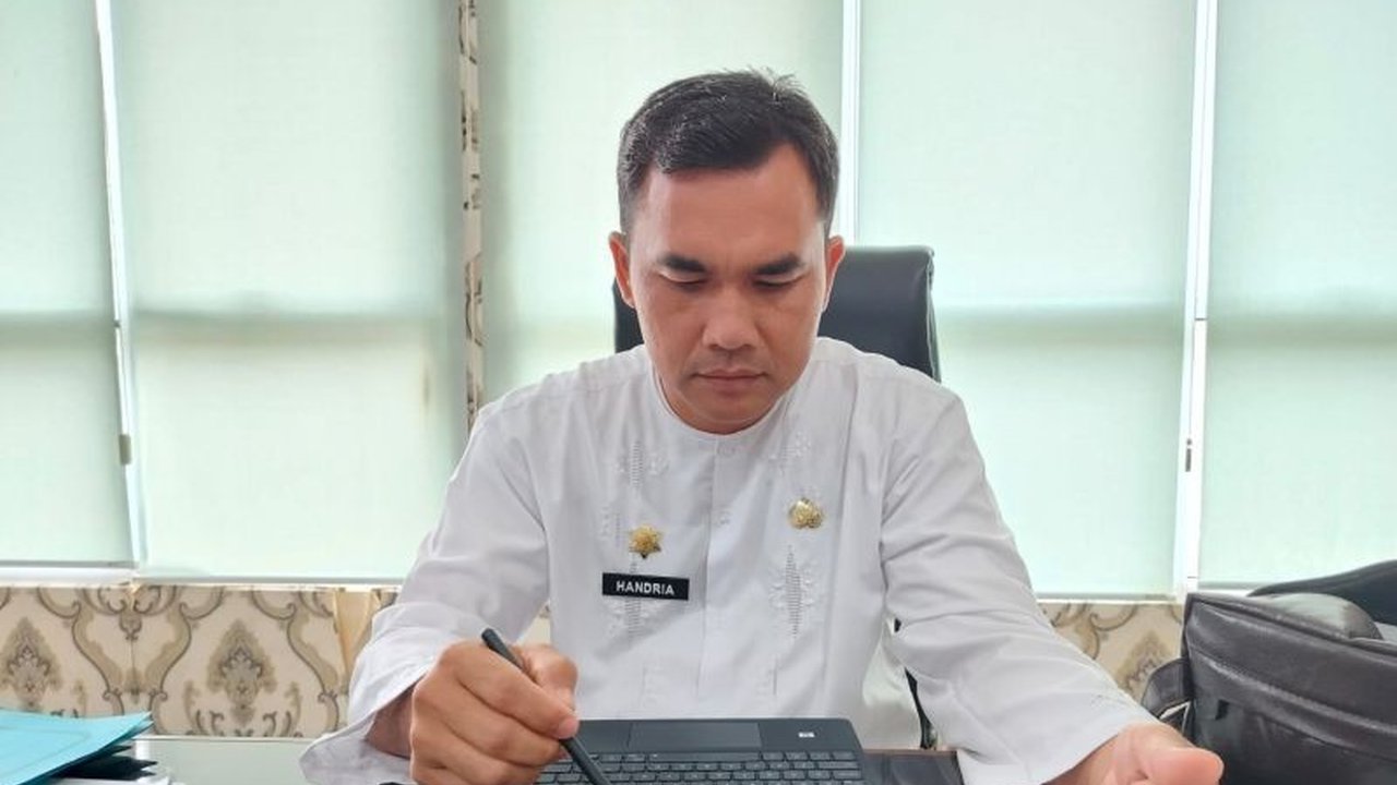 Pemerintah Kabupaten Agam, Sumatera Barat, mengalokasikan Rp33,16 miliar Dana Desa untuk program ketahanan pangan pada tahun 2025, mencakup pembangunan irigasi, bantuan bibit, dan pemberdayaan masyarakat di 92 nagari.