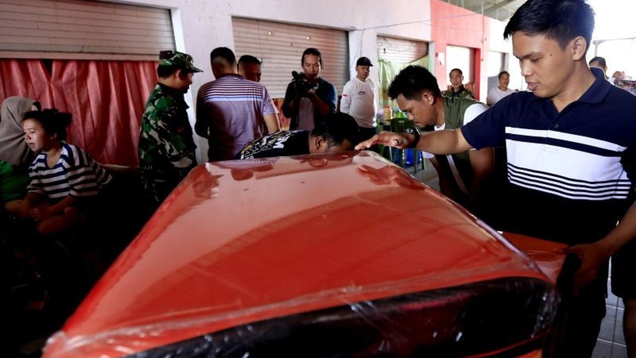 Bupati Gorontalo, Nelson Pomalingo, menyalurkan bantuan berupa makanan, selimut, dan kebutuhan lainnya kepada korban banjir di tiga kecamatan akibat meluapnya Danau Limboto pada Selasa, 28 Januari 2024.