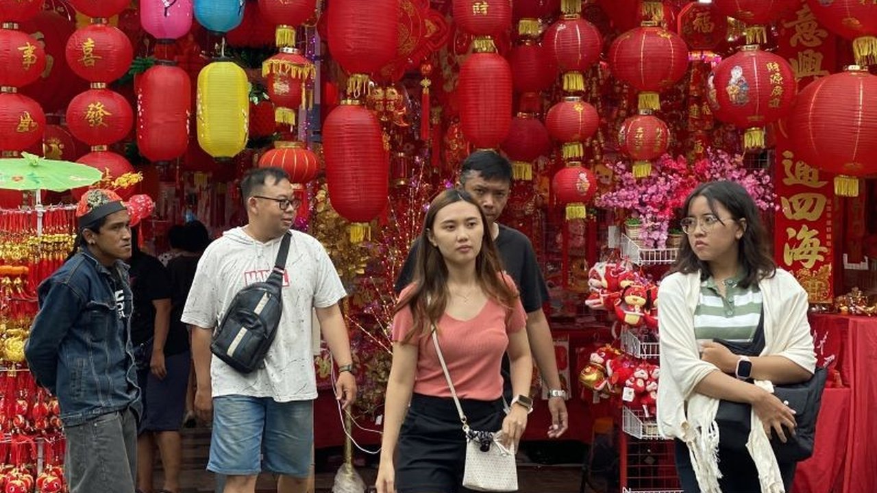 Jelang Imlek, berbagai barang simbolis seperti jeruk mandarin, lampion, dan angpao beredar;  melambangkan harapan baik dan keberuntungan di tahun baru bagi warga Tionghoa.