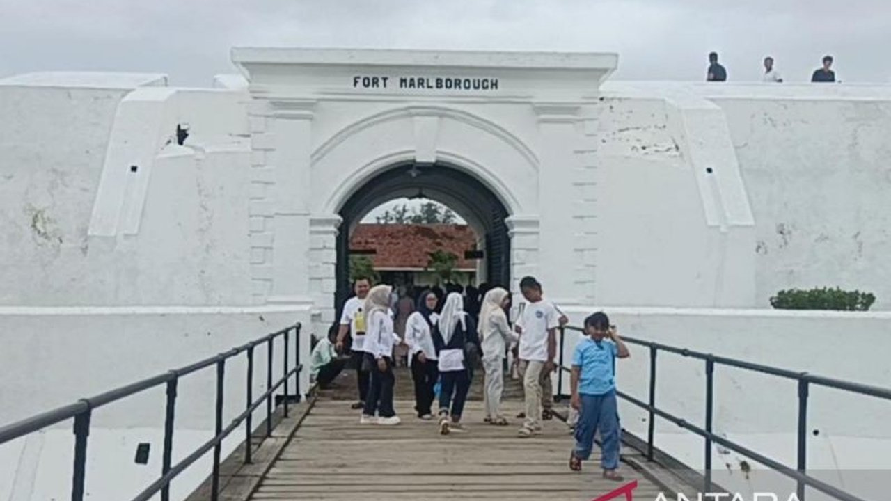 Ratusan wisatawan memadati Benteng Marlborough di Bengkulu selama libur Isra Miraj dan Imlek, menikmati sejarah dan keindahan situs bersejarah tersebut.
