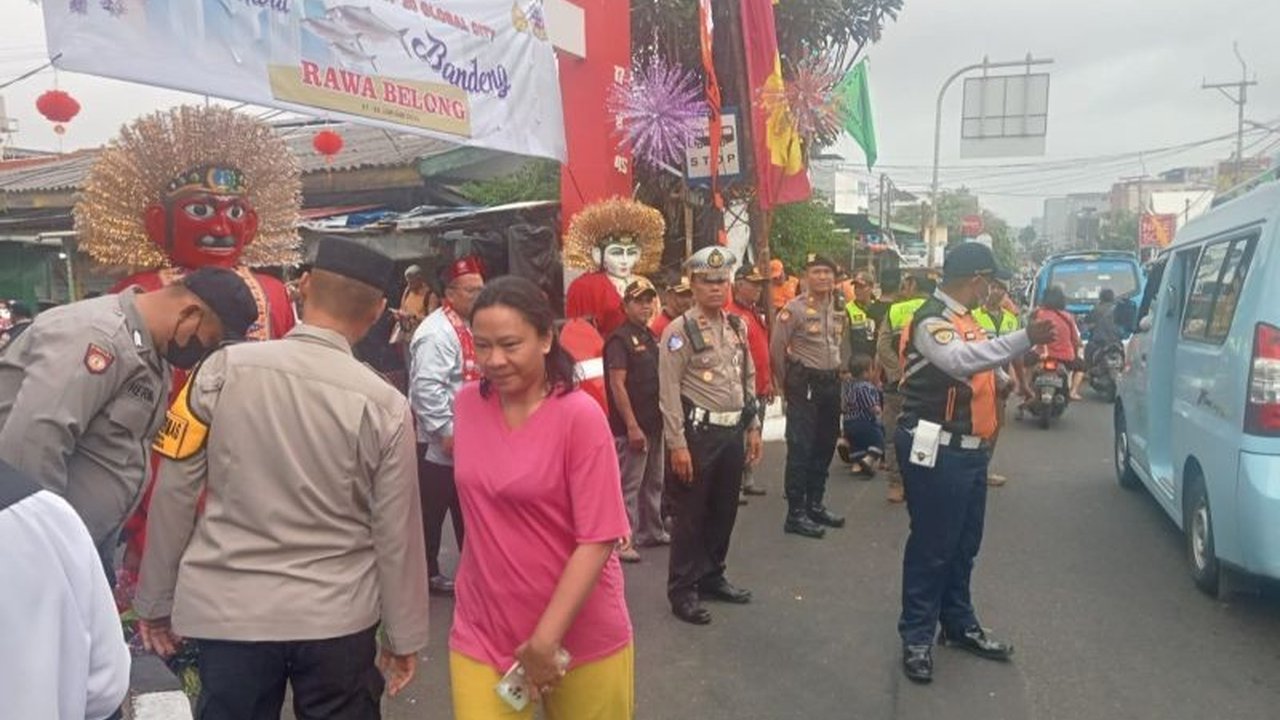Polisi menerapkan rekayasa lalu lintas di sekitar Festival Bandeng Rawa Belong, Jakarta Barat, untuk mengatasi kemacetan akibat tingginya antusiasme warga yang juga turut merayakan tradisi Betawi 'nganter bandeng'.