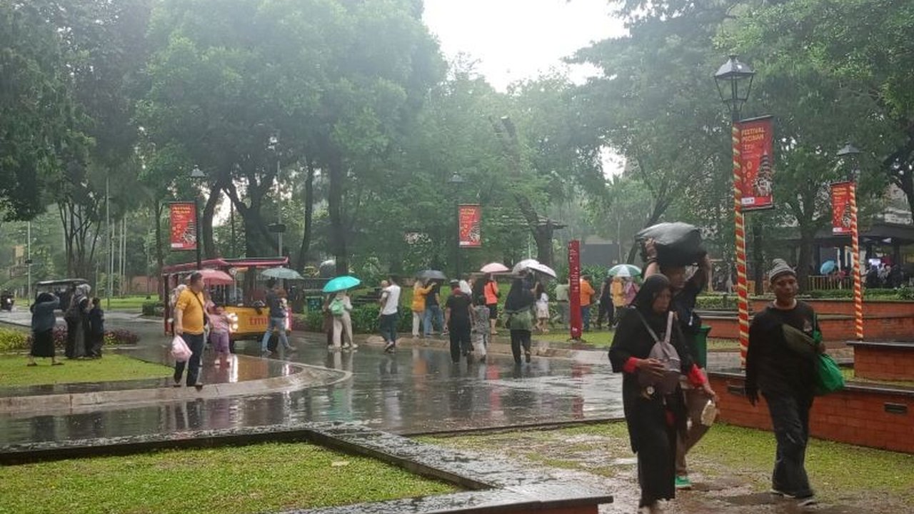 Meskipun hujan deras, Taman Mini Indonesia Indah (TMII) tetap ramai dikunjungi wisatawan selama libur Tahun Baru Imlek 2025, yang menikmati berbagai festival dan acara yang diselenggarakan.