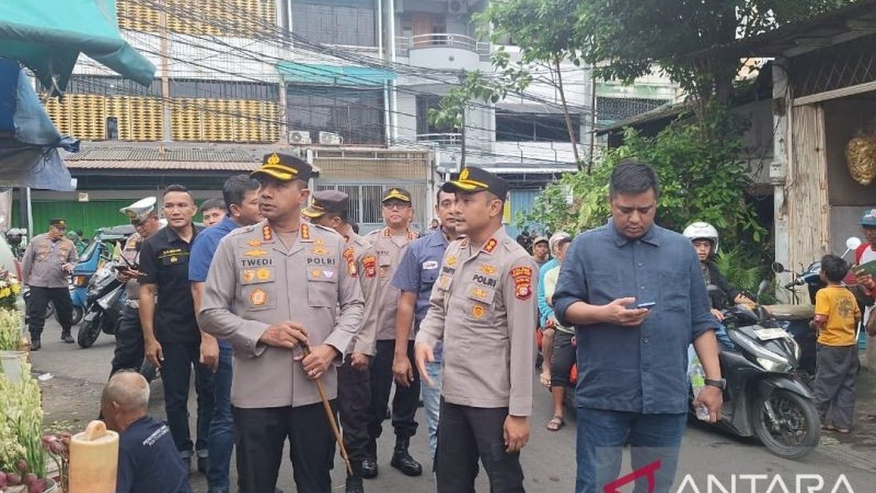 Polisi Jakarta Barat mengerahkan 289 personel untuk mengamankan 47 vihara di wilayahnya menjelang perayaan Tahun Baru Imlek 2025, termasuk sterilisasi dan rekayasa lalu lintas.