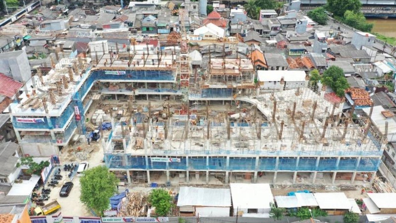 PT Hutama Karya sedang merenovasi total enam gedung sekolah di Jakarta Pusat, ditargetkan rampung April 2025, guna meningkatkan kualitas pendidikan dan mengakomodasi peningkatan jumlah siswa dengan fasilitas modern dan lengkap.