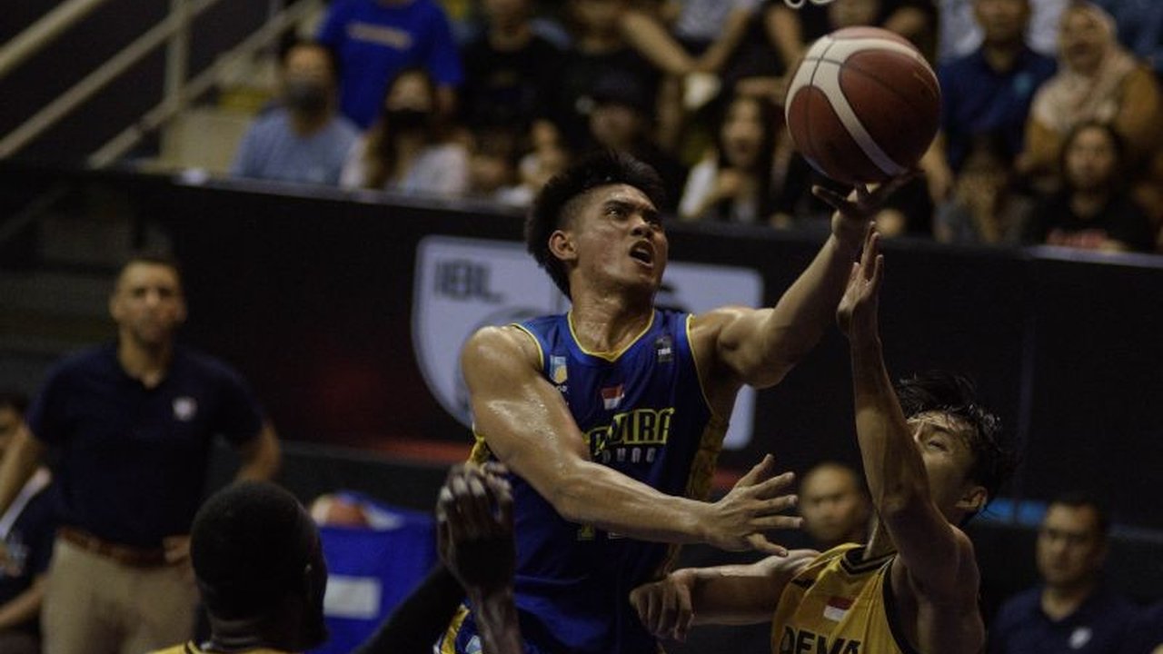 Kekalahan Dewa United Banten atas Prawira Bandung di IBL 2025 disebabkan oleh keberuntungan Prawira di detik-detik akhir pertandingan, meskipun Dewa United telah bermain dengan sangat baik.