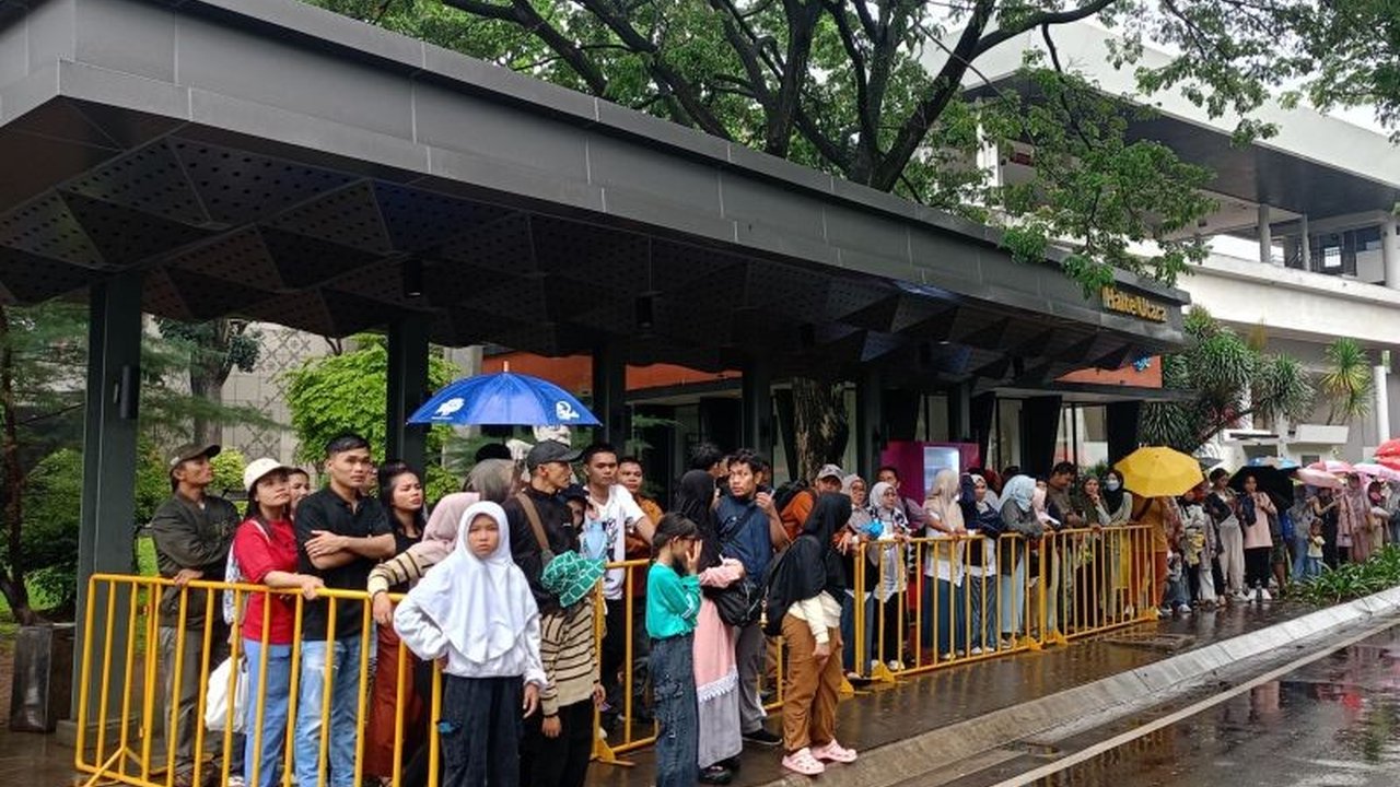 Selama libur Tahun Baru Imlek 2025, Taman Mini Indonesia Indah (TMII) di Jakarta Timur dipadati sekitar 10 ribu pengunjung yang menikmati berbagai atraksi dan Festival Pecinan.