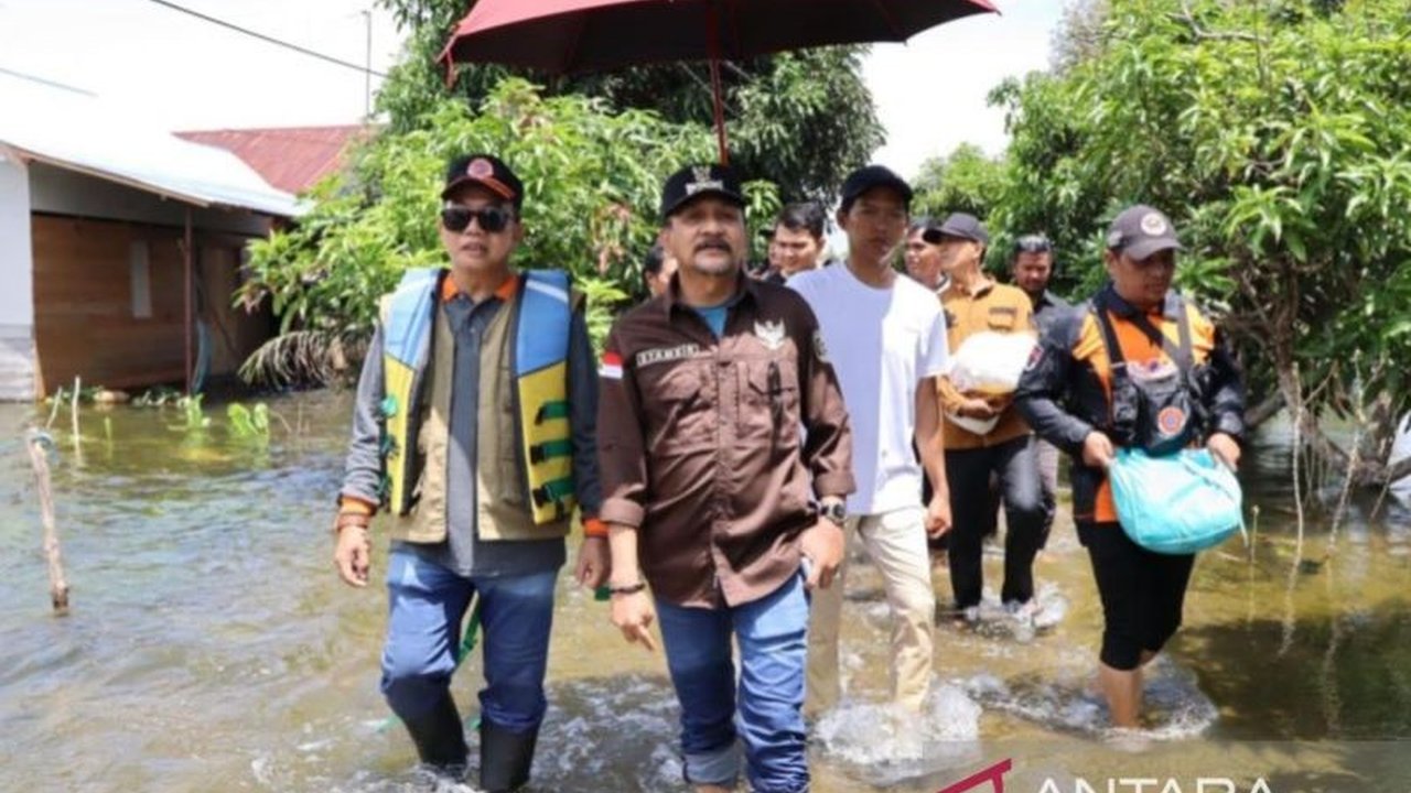 Banjir di empat kecamatan Kabupaten Tanah Laut, Kalimantan Selatan, telah mengakibatkan 5.300 jiwa dari 2.050 kepala keluarga terdampak, dengan ketinggian air mencapai 50-70 cm.