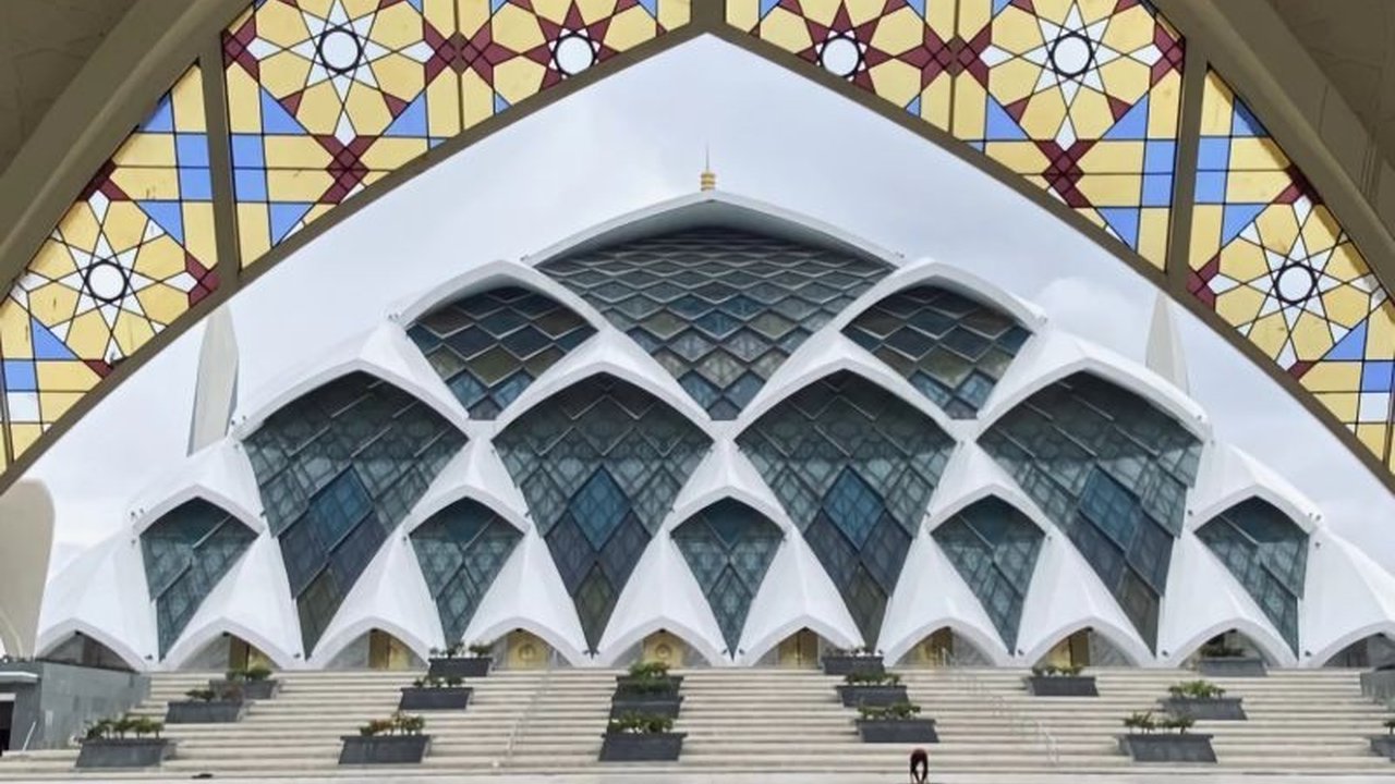 Empat juru parkir liar di Masjid Al Jabbar, Bandung, ditangkap Dishub Kota Bandung karena pungli dengan tarif tak wajar selama libur panjang Isra Miraj dan Imlek 2025, dan kini diserahkan ke Saber Pungli Jabar.