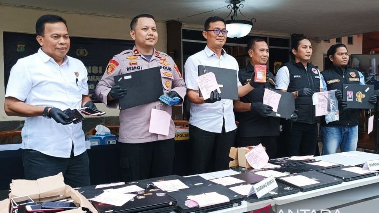 Puluhan Gadget & Laptop Disita dari Tersangka Penipuan Online