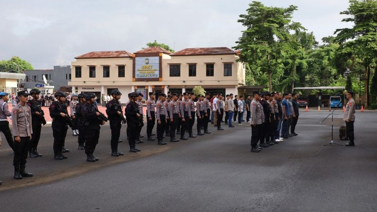 Polda Banten menggelar apel pasukan untuk mengamankan libur nasional, cuti bersama, Isra Mi'raj, dan Imlek, dengan fokus pengamanan di jalur utama, tempat wisata, dan pusat perayaan.