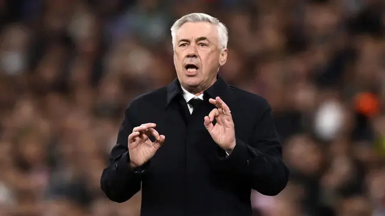 Pelatih Real Madrid, Carlo Ancelotti memberi instruksi saat pertandingan leg pertama semifinal Copa del Rey antara Real Madrid dan Barcelona di Santiago Bernabeu, Madrid pada 2 Maret 2023. Se