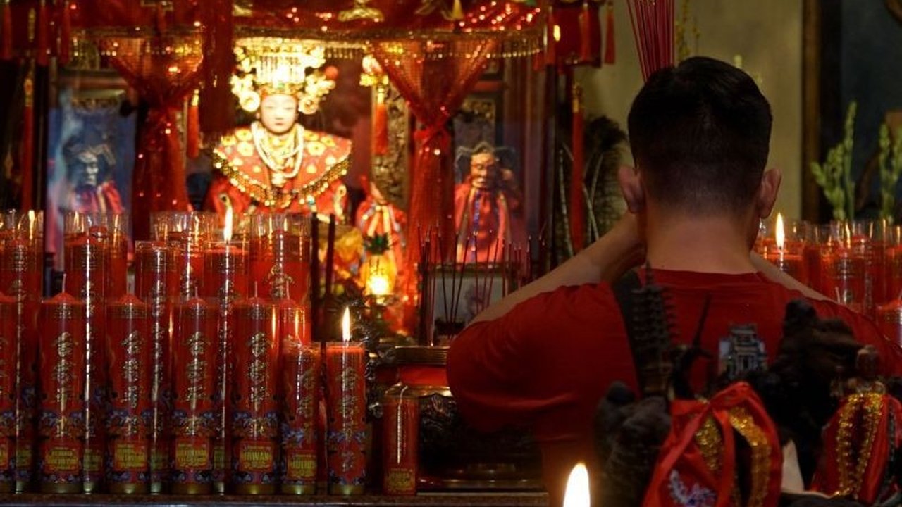 Perayaan Imlek 2024 di Tulungagung diwarnai pergeseran tradisi Sembahyang Sin Cia dari ritual bersama menjadi perorangan, namun tetap menjunjung makna penghormatan leluhur dan harapan baik di tahun baru.