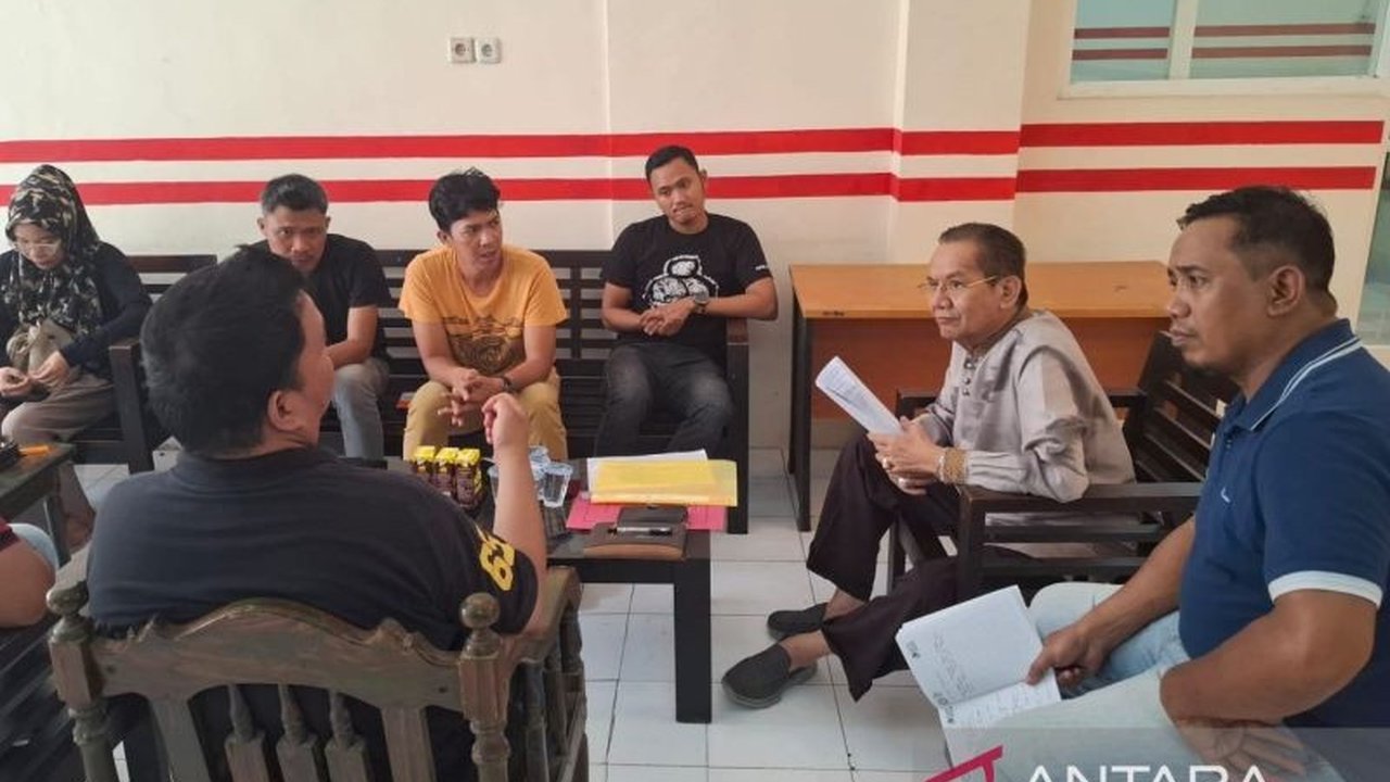 Anggota DPR RI Longki Djanggola di Palu, Sulawesi Tengah, menampung aspirasi tenaga honorer yang gagal CPNS dan P3K, berjanji memperjuangkannya ke Mendagri dan Menpan RB, serta meminta BKD Sulteng segera keluarkan surat sanggah.