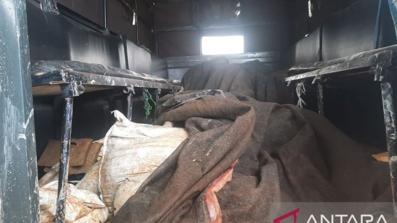 Polisi Polres Sukabumi menggerebek tambang emas ilegal di Kampung Tanjakankeusik setelah menerima laporan warga terkait keresahan dan potensi bencana, mengamankan sejumlah alat dan penambang.