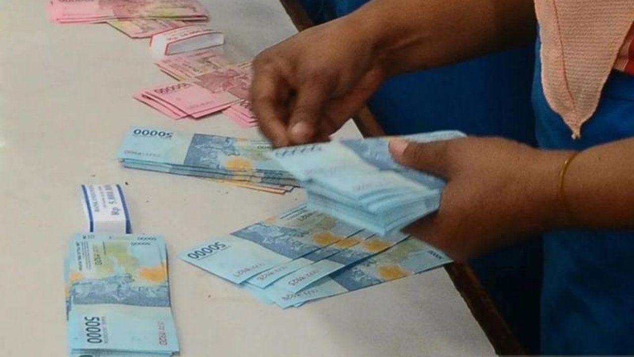 Target Pendapatan Asli Daerah (PAD) Kota Pekanbaru dari sektor pajak pada tahun 2025 meningkat signifikan sebesar Rp335 miliar menjadi Rp1,185 triliun, dibandingkan tahun 2024 yang sebesar Rp850 miliar, dengan berbagai inovasi untuk memudahkan wajib pajak