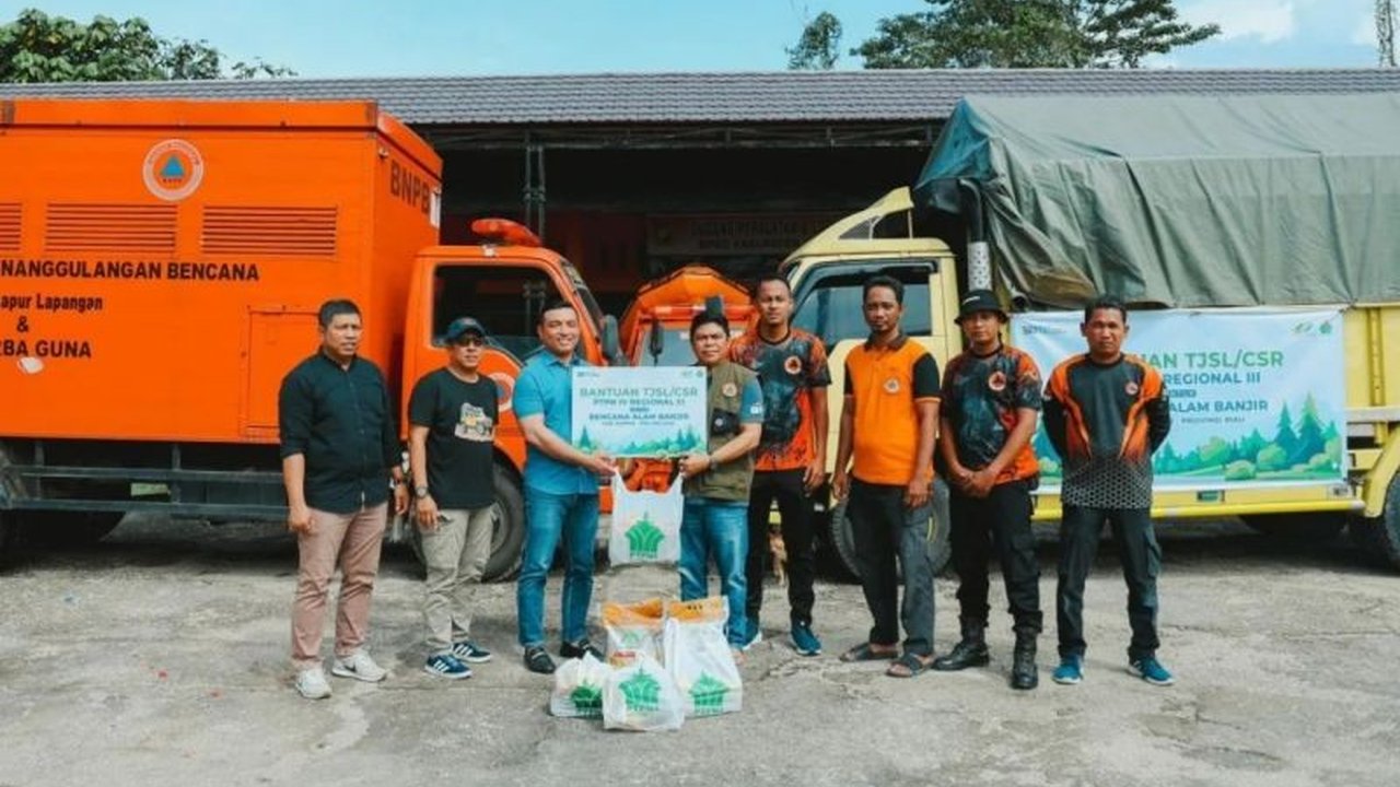 PTPN IV Regional III menyalurkan 4 ton sembako dalam bentuk ribuan paket bantuan kepada korban banjir di Kabupaten Kampar, Riau, sebagai bentuk tanggung jawab sosial perusahaan dan meringankan beban warga yang terdampak bencana.