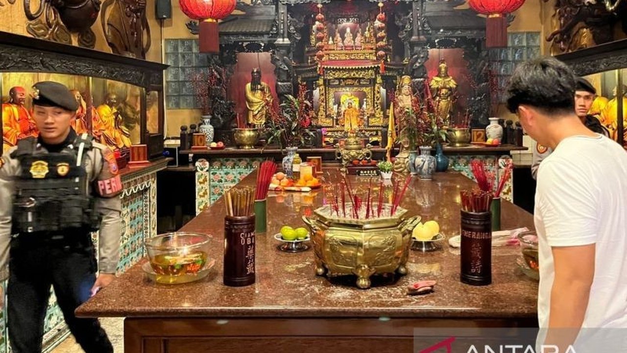 Polresta Malang Kota melakukan sterilisasi di Klenteng Eng An Kiong jelang Imlek 2025 untuk memastikan keamanan dan kenyamanan ibadah umat Konghucu, dengan melibatkan 100 personel gabungan.