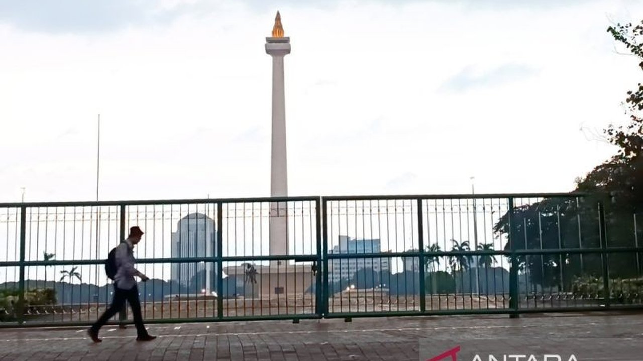 Unit Pengelola Kawasan Monas memperpanjang jam operasional hingga pukul 22.00 WIB selama libur panjang Isra Mikraj dan Imlek 2025, mencatat lonjakan pengunjung signifikan, termasuk wisatawan mancanegara.