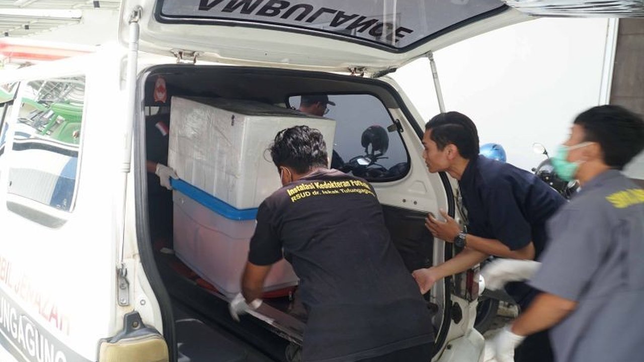 Tiga potongan tubuh korban mutilasi di Tulungagung, berupa kepala dan dua kaki, dikirim ke RS Bhayangkara Kediri untuk proses identifikasi forensik guna mengungkap kasus tersebut.