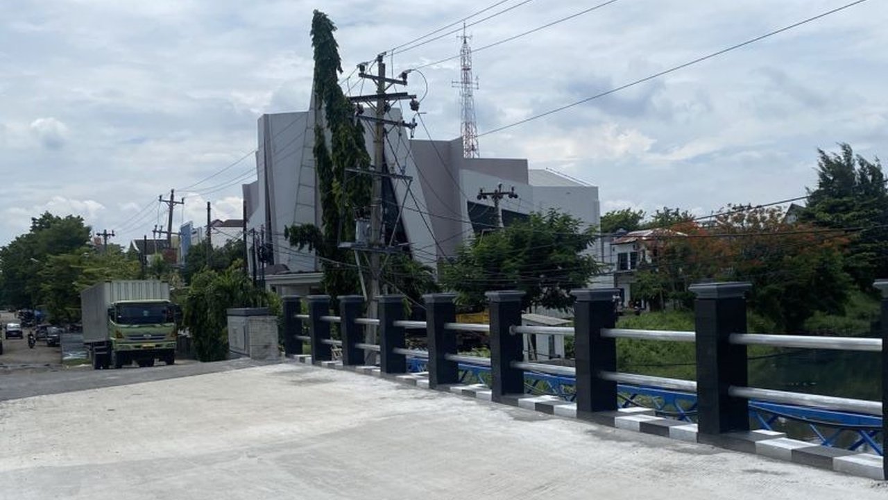 Pemkot Semarang menyelesaikan rehabilitasi Jembatan Semarang Indah pada Desember 2024 untuk mengatasi banjir di kawasan Puri Anjasmoro dan Semarang Indah, termasuk pemasangan pompa banjir di anak Sungai Banjir Kanal Barat.