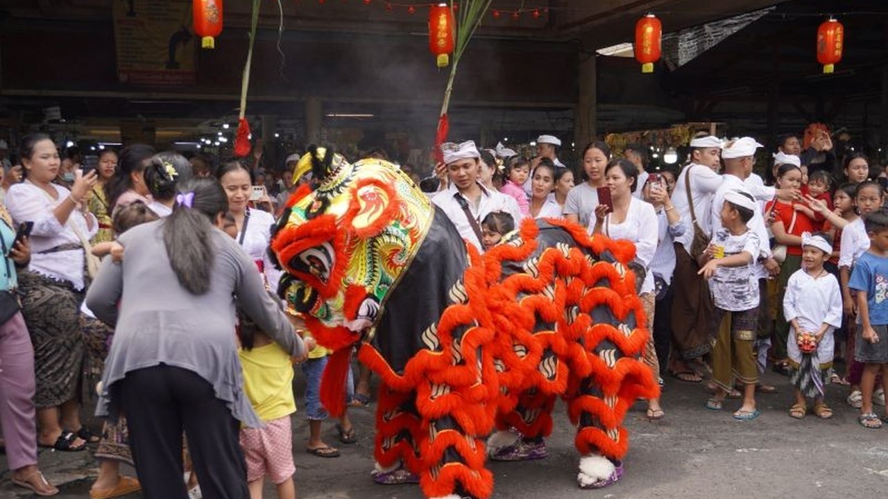 Piodalan di Pasar Cokroaminoto, Denpasar, dimeriahkan dengan pementasan barongsai, menunjukkan harmoni budaya Hindu dan Tionghoa yang telah berlangsung turun-temurun.