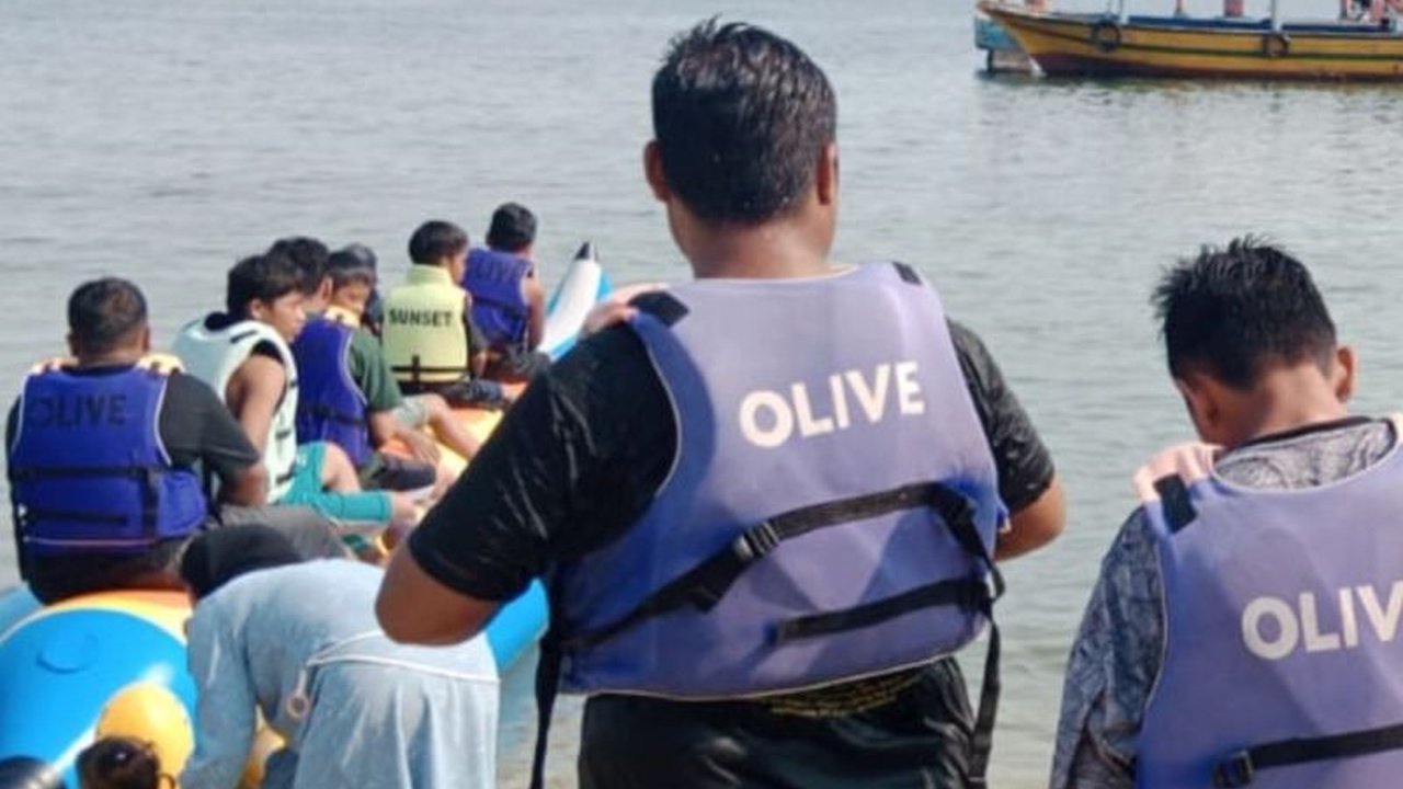 Sebanyak 1.022 wisatawan domestik dan mancanegara mengunjungi Pulau Untung Jawa di Kepulauan Seribu selama libur panjang Isra Miraj dan Imlek 2025, menikmati pantai, wahana air, dan snorkeling.