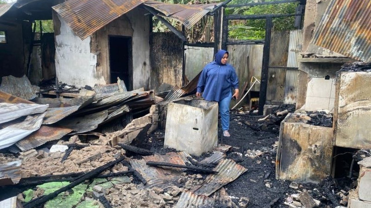 Kepolisian sektor Pahandut, Palangka Raya, menyelidiki kebakaran tiga ruko di Jalan RTA Milono pada Selasa dini hari; dugaan sementara penyebab kebakaran adalah korsleting listrik, namun penyelidikan masih berlangsung.