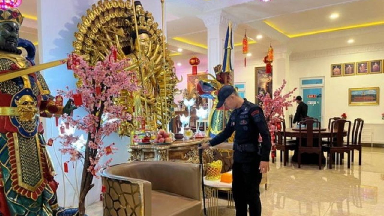 Antisipasi kerawanan, Polda Lampung turunkan tim Jibom untuk sterilisasi empat wihara utama di Bandarlampung menjelang perayaan Tahun Baru Imlek 2025, guna memastikan keamanan dan kenyamanan ibadah umat.