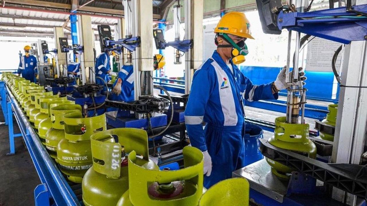 Pertamina Patra Niaga menyiapkan 9 juta tabung LPG 3 kg tambahan untuk memenuhi lonjakan permintaan selama libur Isra Miraj dan Imlek 2025, memastikan ketersediaan gas di berbagai wilayah.