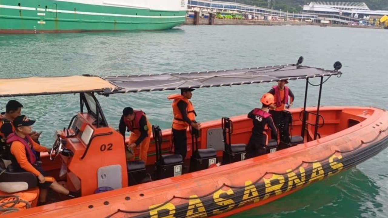 Tim SAR gabungan terus melakukan pencarian terhadap Slamet (56), penumpang KMP Athaya yang jatuh di perairan Merak pada Sabtu, 25 Januari 2024, dengan mengerahkan berbagai unsur dan peralatan, meskipun terkendala cuaca.