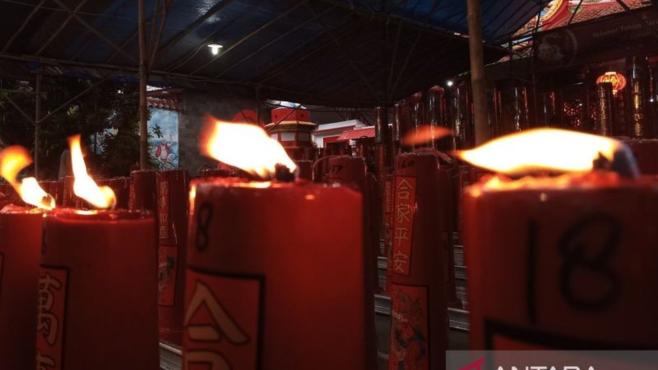 Tradisi Lilin Merah Meriahkan Imlek di Vihara Dewi Welas Asih Cirebon