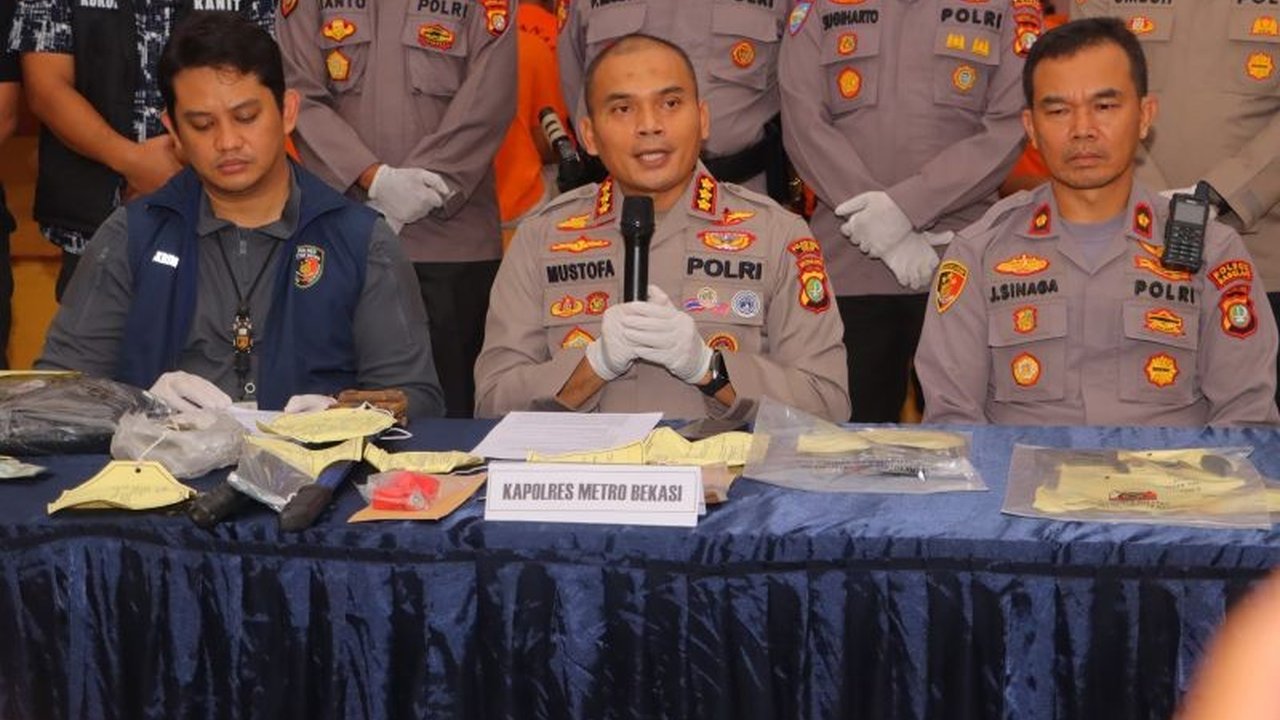 Polres Metro Bekasi menangkap lima pelaku tawuran yang menewaskan satu orang remaja di Babelan, Kabupaten Bekasi, akibat perkelahian yang disepakati melalui siaran langsung Instagram.